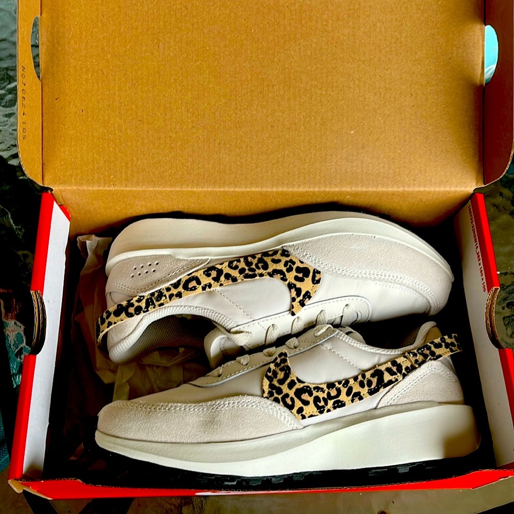 Nike wins Waffle Debut brand new in the box never worn